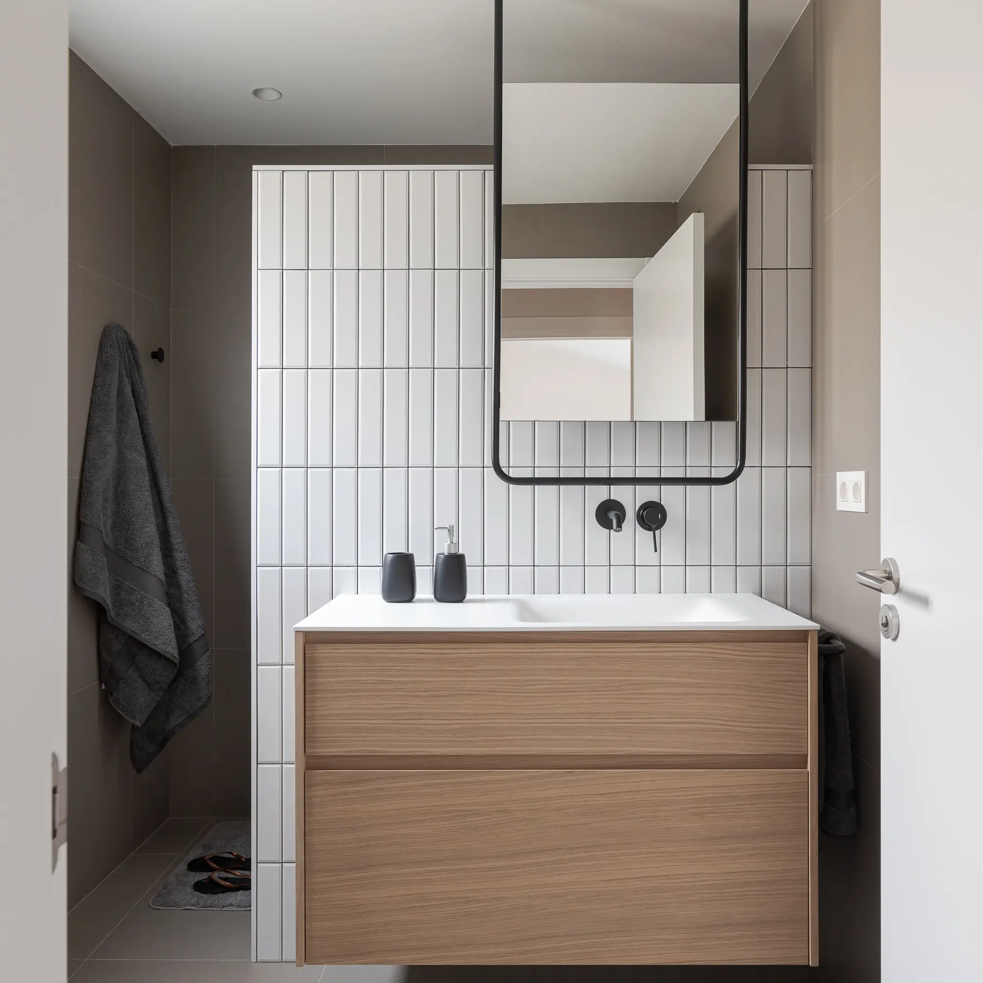"Fotografía de interiorismo de un baño con lavabo hecha por Jon Alkain
